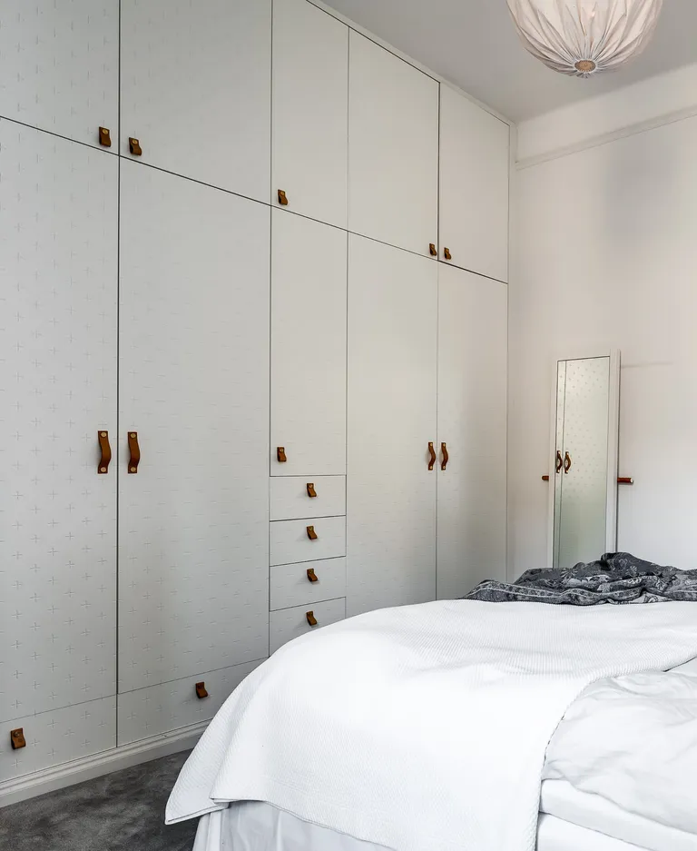 Ike wardrobe with white Superfront doors