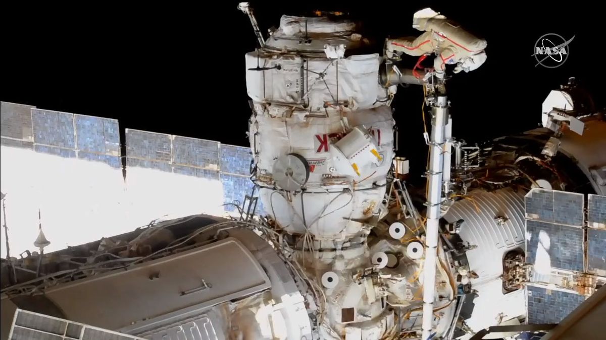 Cosmonauts hủy bỏ mô-đun gắn kết trạm vũ trụ cũ trong chuyến đi bộ ngoài không gian 7 giờ