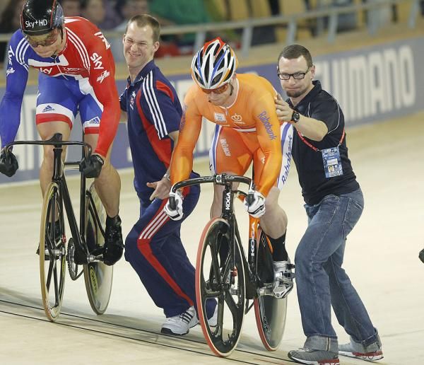The men's keirin starts with a push.