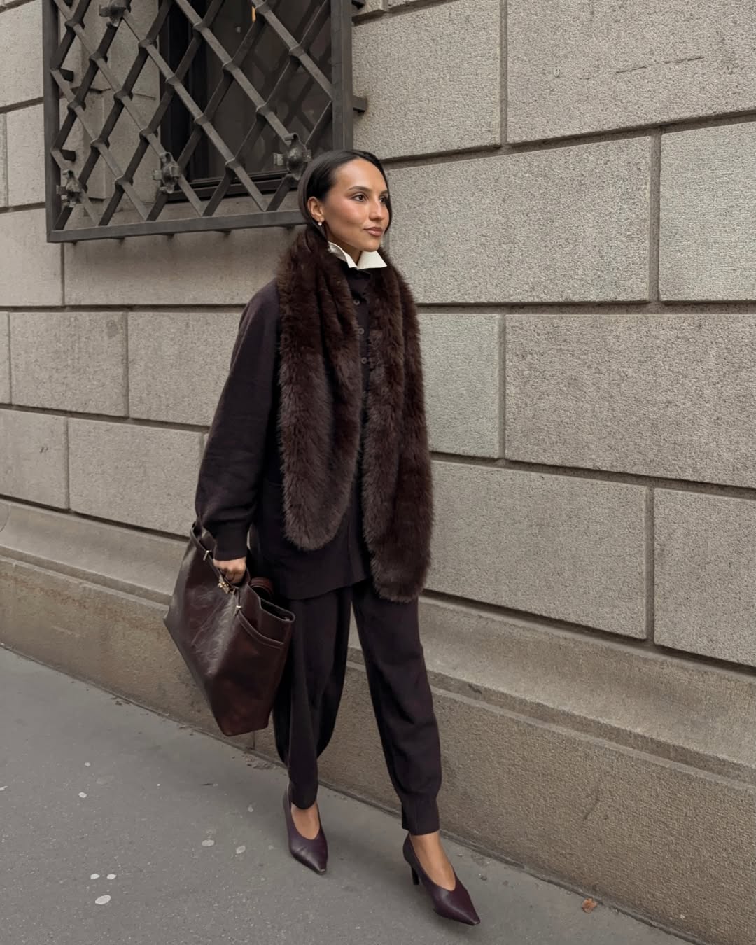 @ingridedvinsen wears a brown knitted outfit with a faux fur stole and leather bag