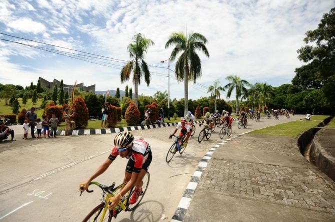The peloton passes Andalas University