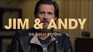 En promobild för Jim and Andy, där Jim Carrey sitter och kollar mot kameran med dokumentärens titel skriven över ansiktet.