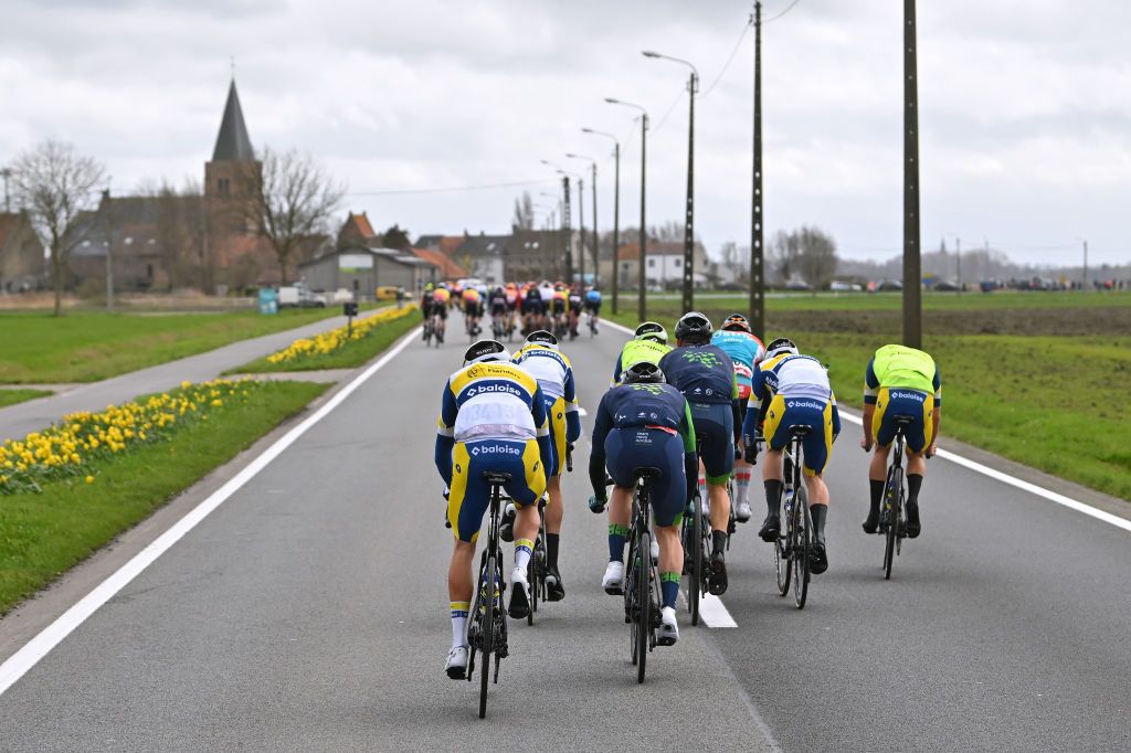 KOKSIJDE BELGIUM MARCH 15 A general view of the peloton competing in echelons formation due to the crosswind during the 22nd Bredene Koksijde Classic 2024 a 2012km one day race from Bredene to Koksijde on March 15 2024 in Koksijde Belgium Photo by Luc ClaessenGetty Images