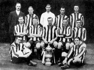 The Sheffield United team who won the 1914/15 FA Cup with the trophy