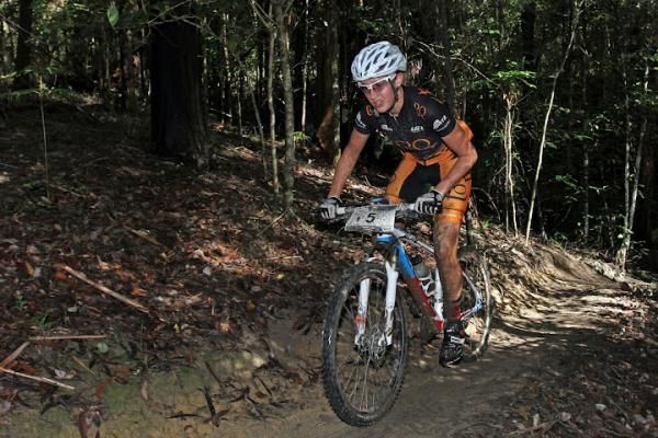 Sarah Holmes in third in the elite women's race