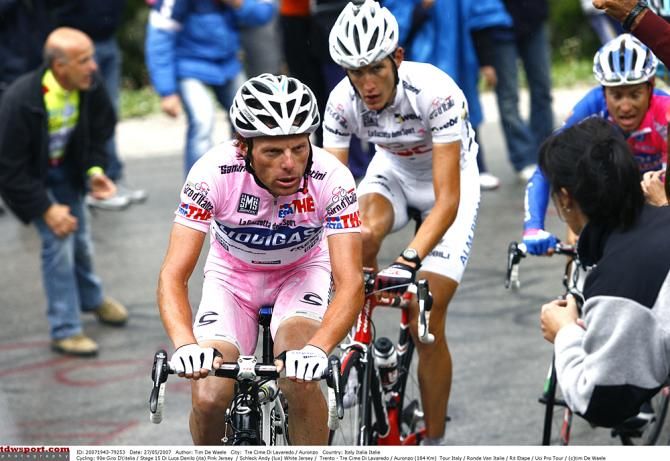 Andy Schleck marks Danilo Di Luca in the 2007 Giro d'Italia