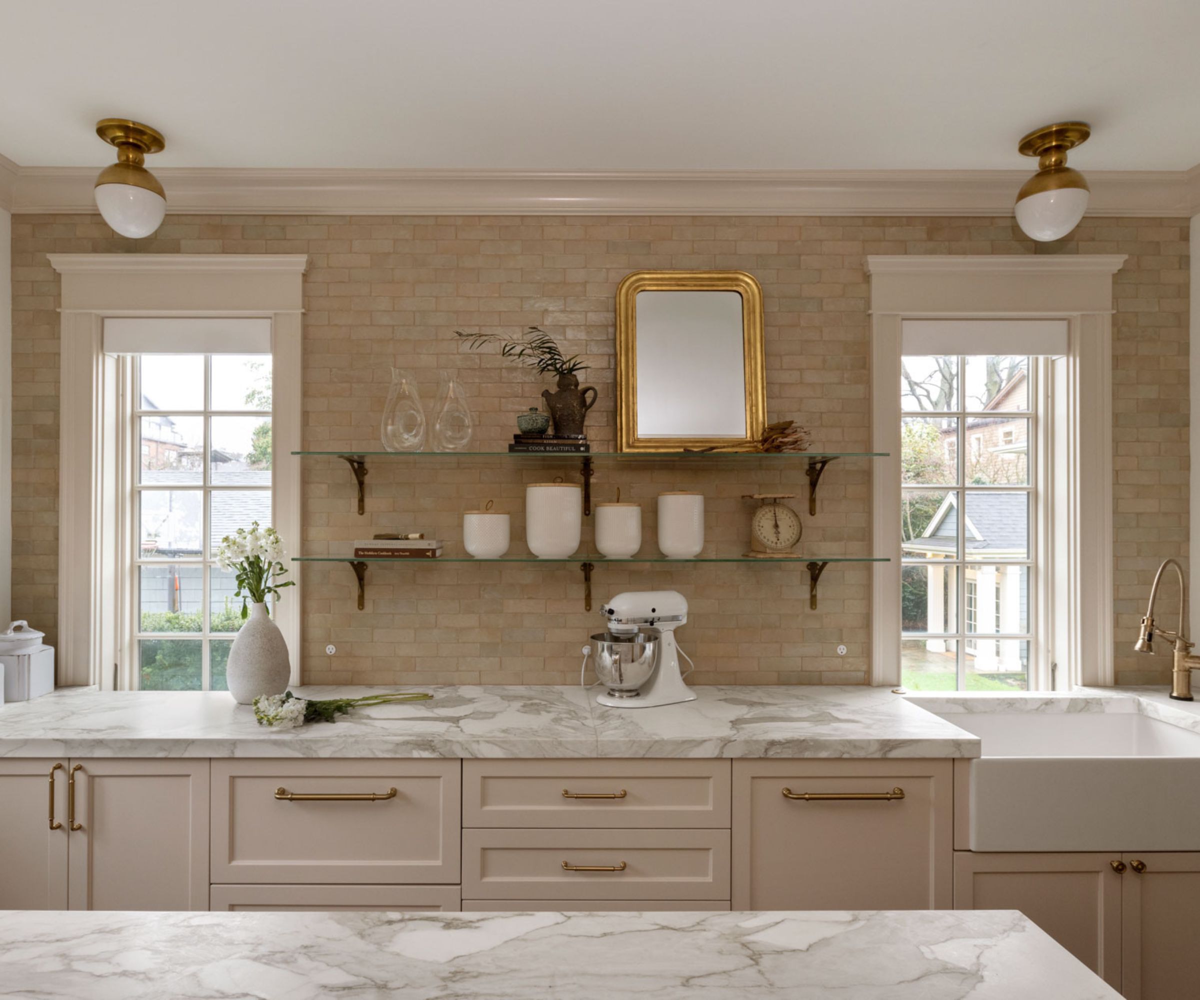 A neutral kitchen with a tiled backsplash extended to the ceiling