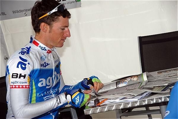 Martin Elmiger (AG2R La Mondiale) has a look at the newspaper.
