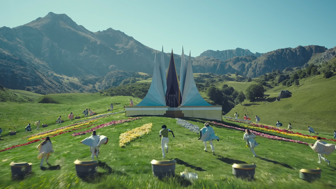 People running towards a building in Sunrise on the Reaping