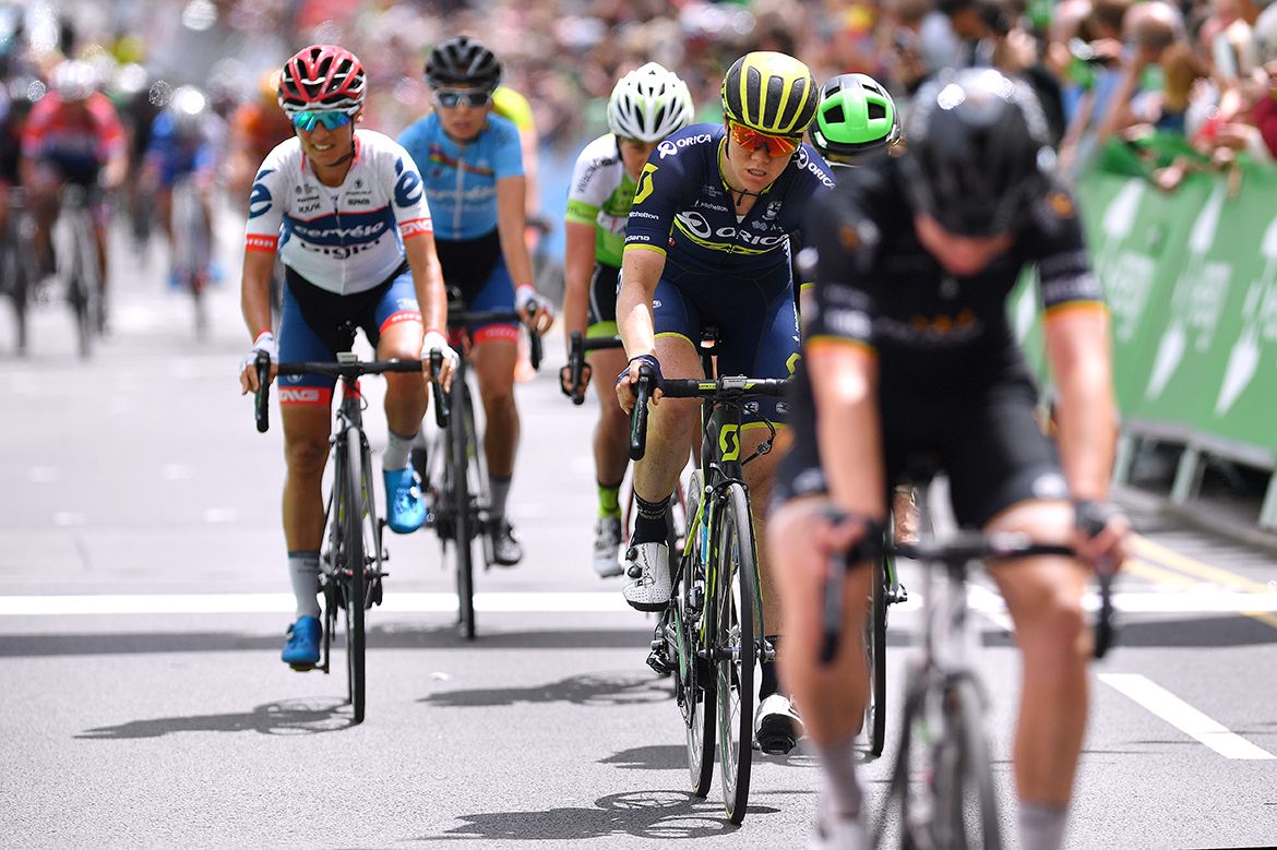 The rest of the Ovo Energy Women's Tour peloton rolling in behind the sprinters on stage 3