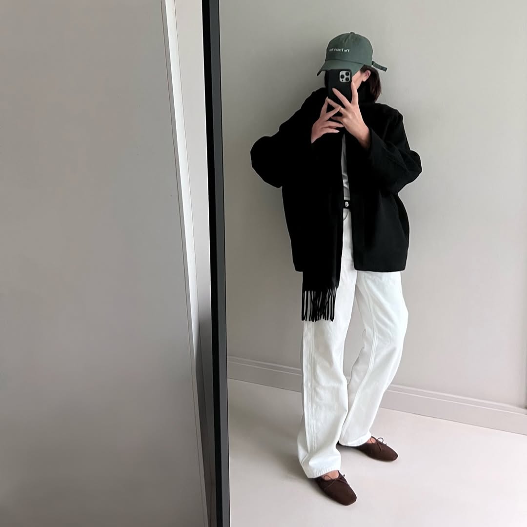 woman wearing white trousers black belt fall outfits 2025