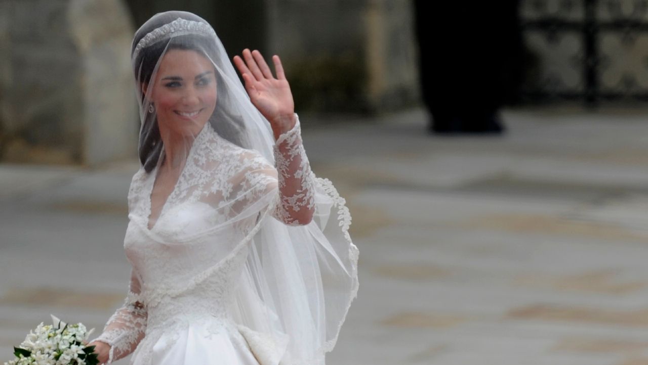 Kate Middleton waves as she arrives at the West Door of Westminster Abbey in London for her wedding to Britain&#039;s Prince William, on April 29, 2011.