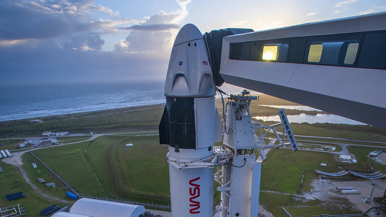 Un cohete SpaceX Falcon 9 con la nave espacial Crew Dragon en la parte superior está listo para su lanzamiento en el Complejo de Lanzamiento 39A, en el Centro Espacial Kennedy de la NASA en Florida, el 10 de noviembre de 2020. SpaceX planea lanzar la misión Crew-1 de la NASA a la Estación Espacial Internacional el 14 de noviembre de 2020.