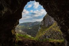 Climbing up in the mount on the morning in the Peak District, Thor Cave