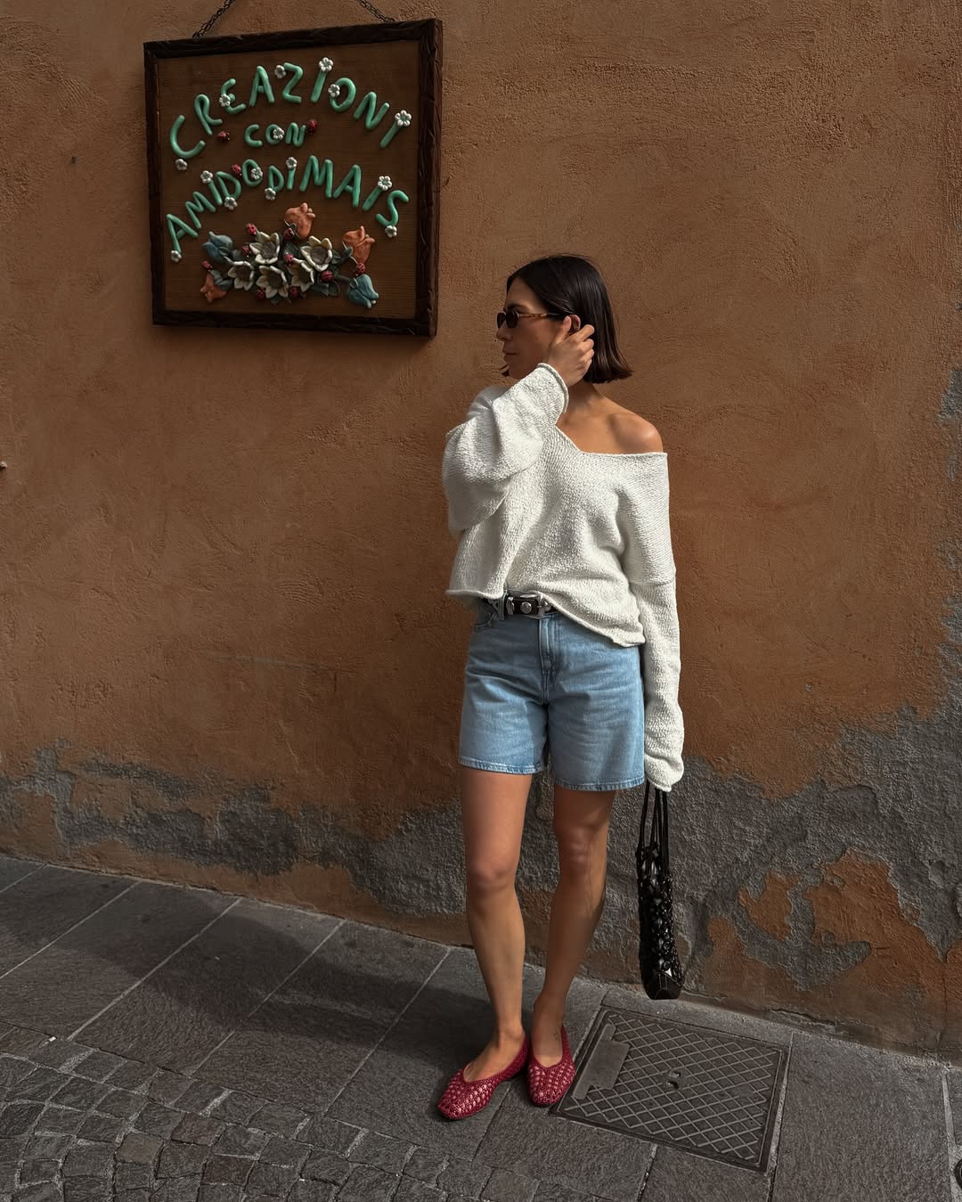 @_jessicaskye wears burgundy mesh ballet pumps with a white jumper and denim shorts