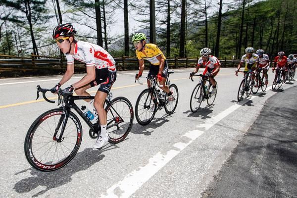 The yellow jersey group in pursuit of the break.