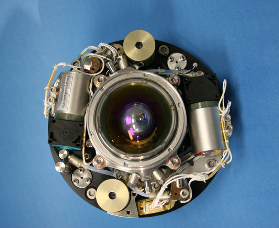 Two concentric spheres rotate around each other, with a fluid between them to represent Earth's mantle.