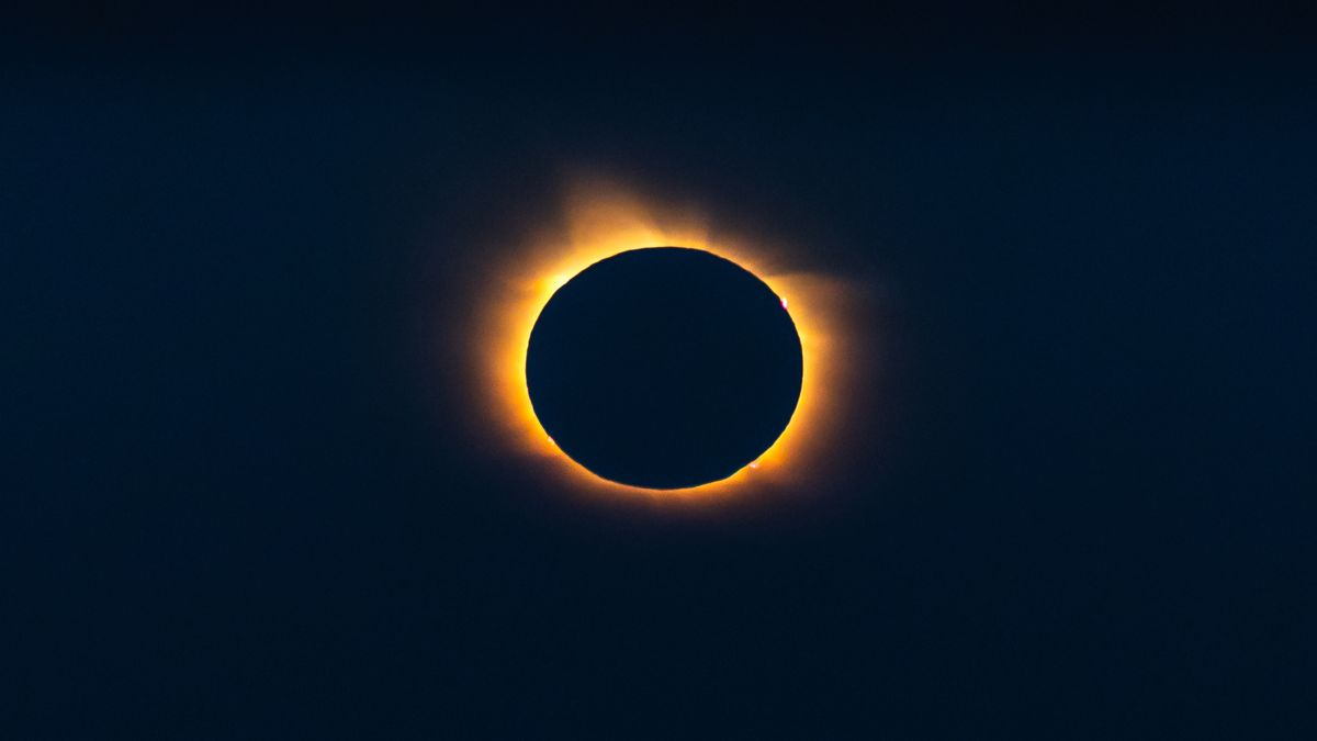 Antarctica's Total Solar Eclipse Looks Stunning in These Phenomenal Photos - ScienceAlert