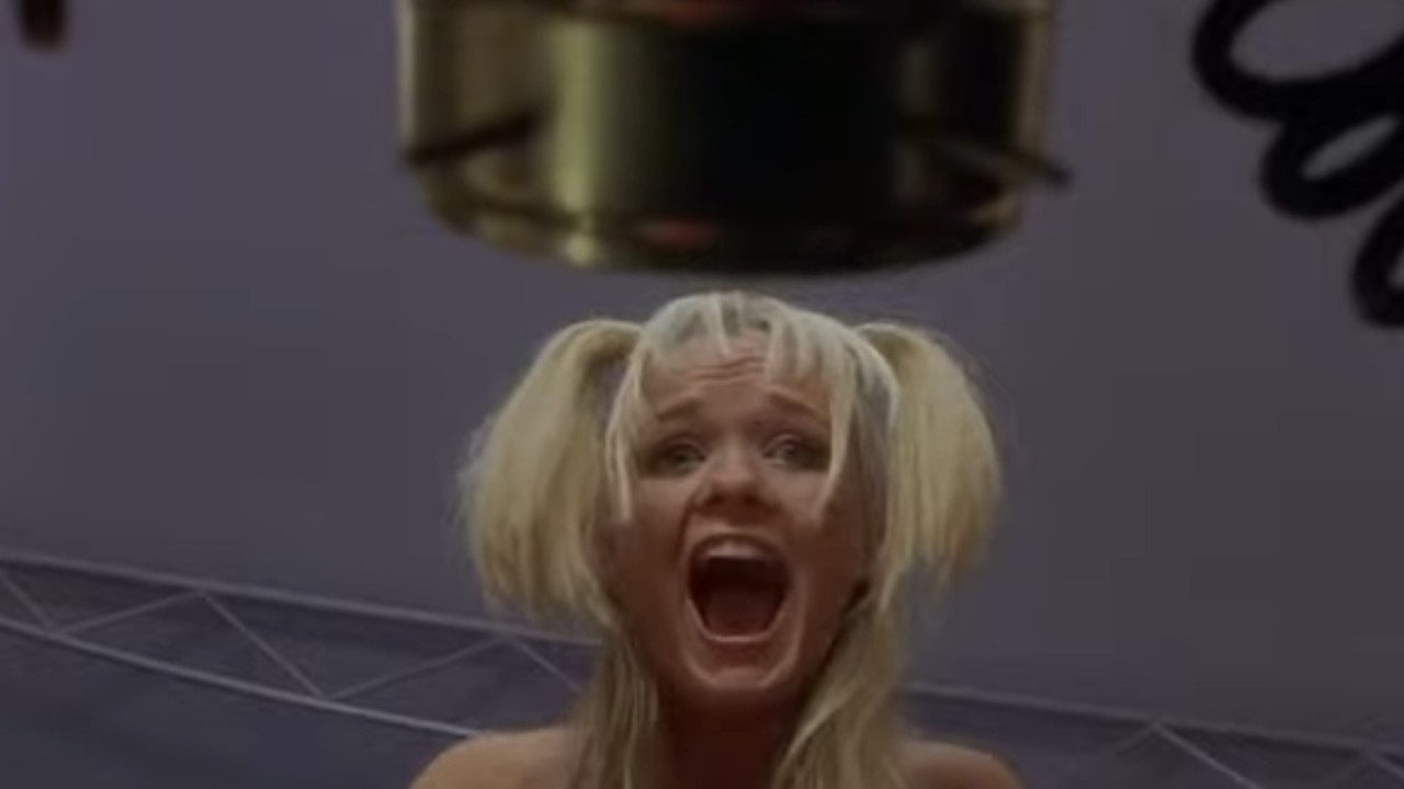 स्पाइस वर्ल्डमध्ये टूर बसमध्ये बॉम्ब शोधताना एम्मा बंटन