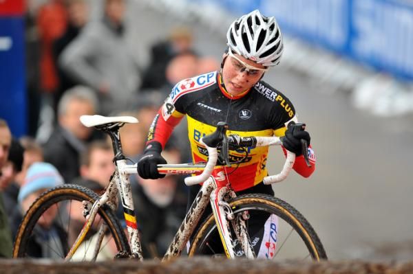 Belgian Sanne Cant runs with her bike.