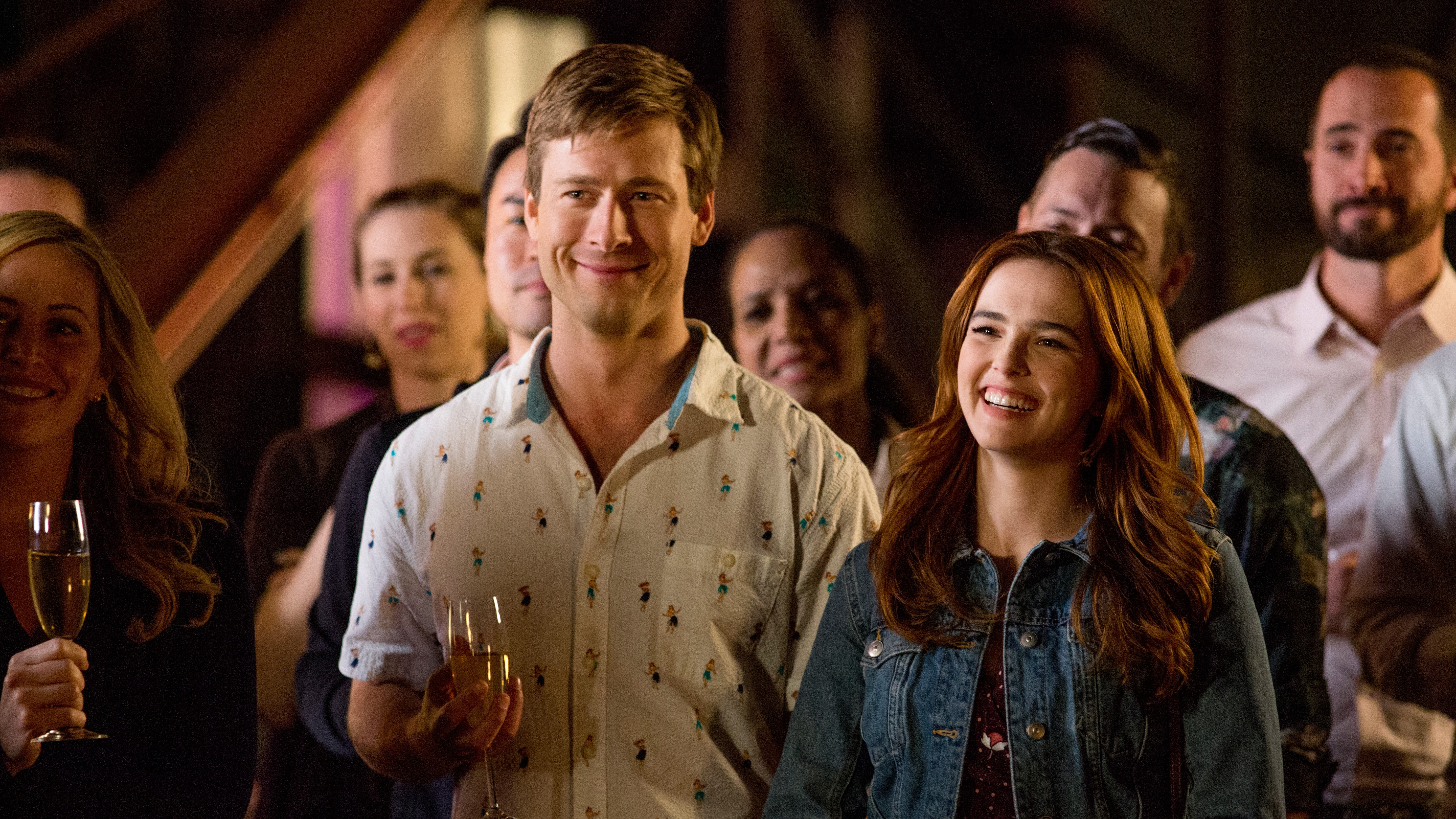 L-R: Charlie (Glen Powell) and Harper (Zoey Deutch) at a party in Netflix's &amp;quot;Set It Up&amp;quot;