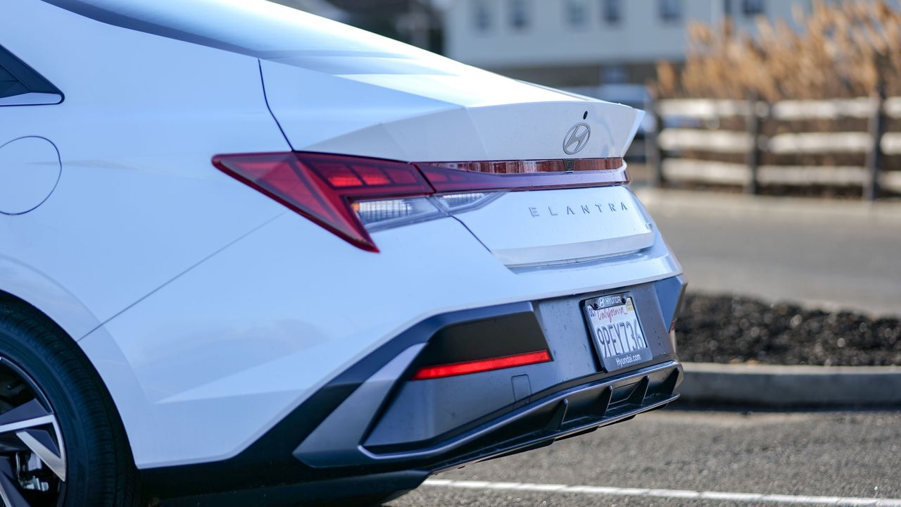 2025 Hyundai Elantra Hybrid Limited test drive review.