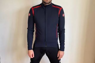 Image shows a rider wearing the Castelli Perfetto ROS long sleeve jacket.