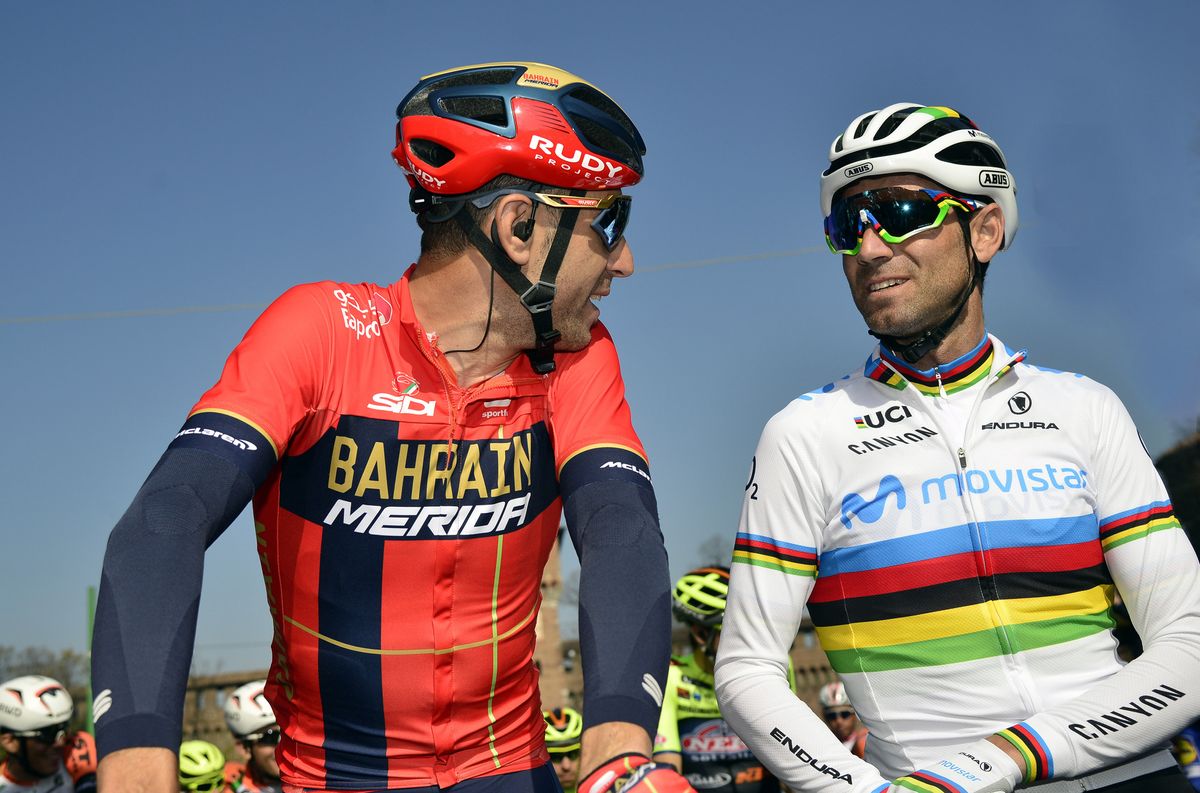 Vincenzo Nibali and Alejandro Valverde talk on the start line