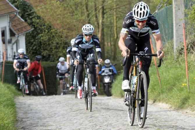 Tom Boonen (Omega Pharma - QuickStep) stretches his legs and his team