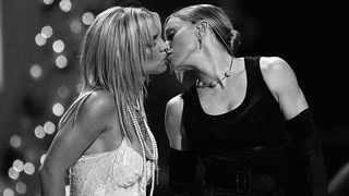 Madonna kisses Britney Spiers