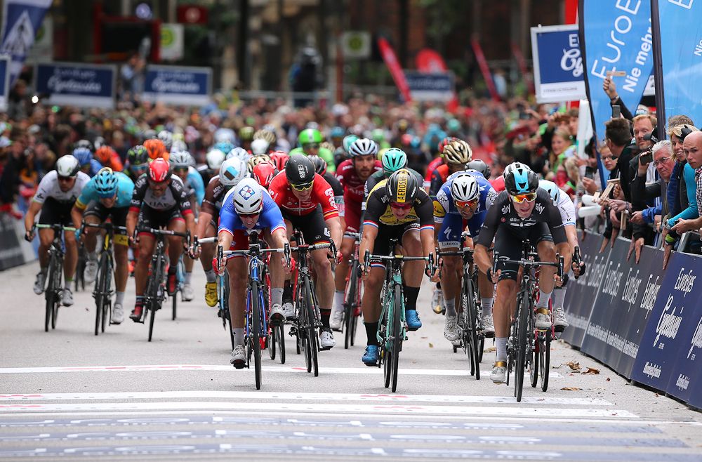The sprinters bear down on the line at Cyclassics Hamburg