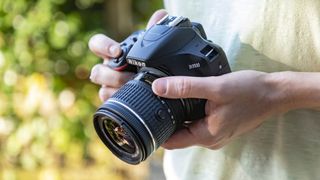 De beste speilreflekskameraene: Et kamera av typen Nikon D3500.