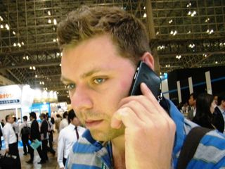 KDDI's speaker-less phone has good vibrations