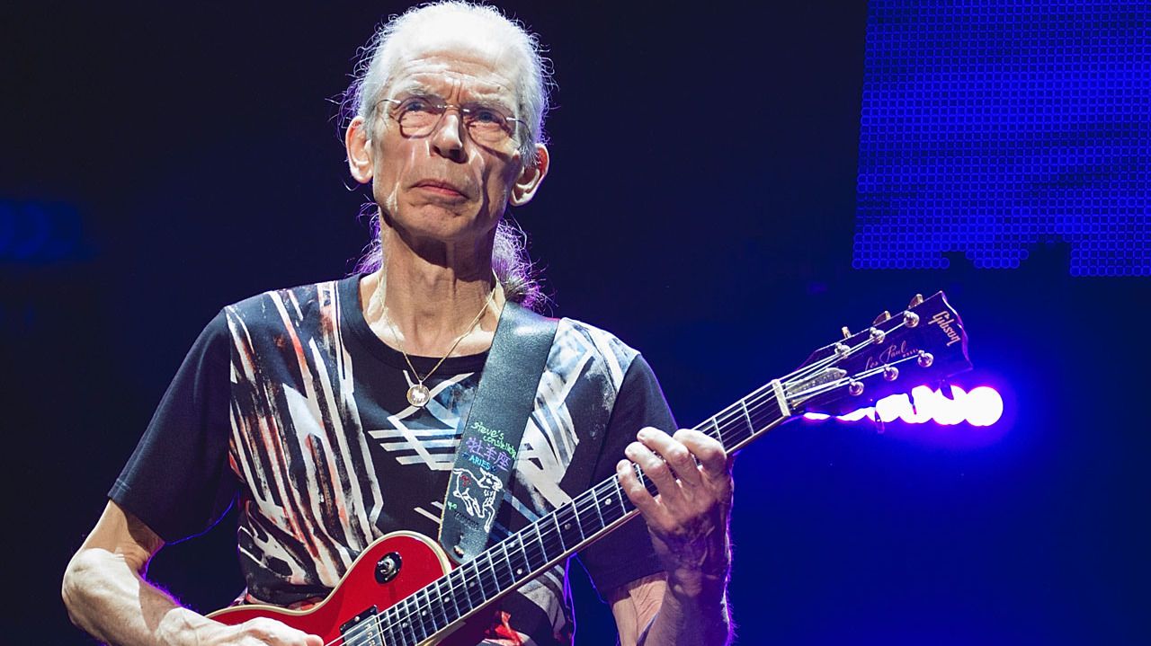 Yes steve. Steve Howe. Стив хау гитарист. Steve Howe Steve Howe. Steve Howe Yes.