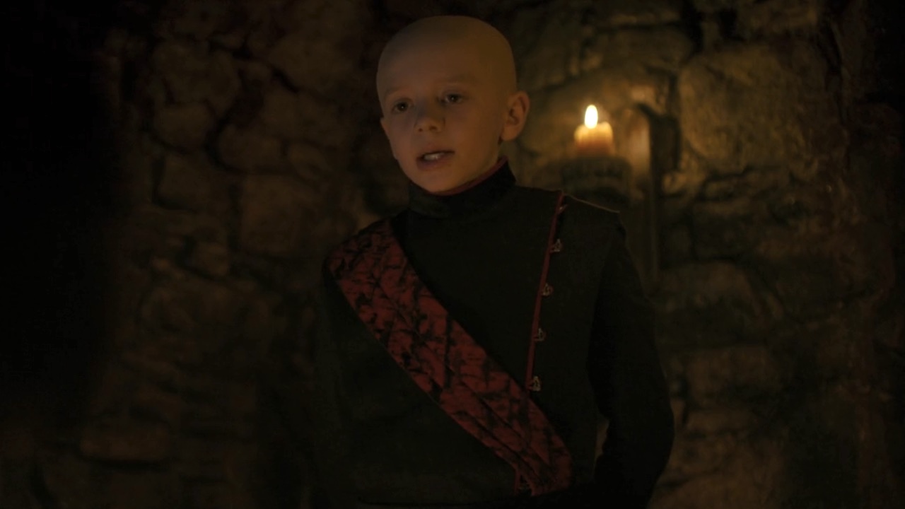 エピソード 4 の予告編でターガリエンの衣装を着た卵