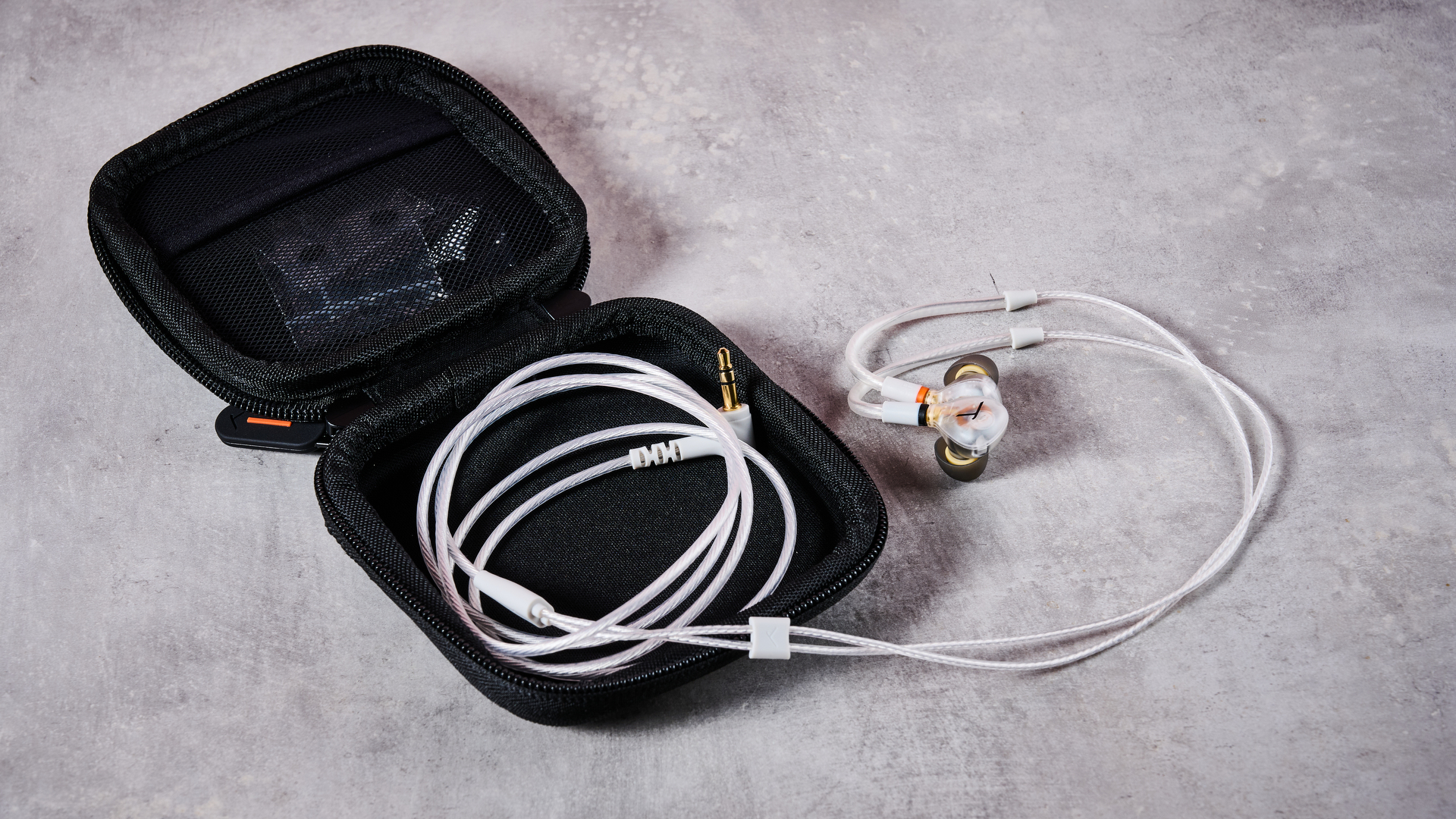 Beyerdynamic DT 30 IE earbuds with case