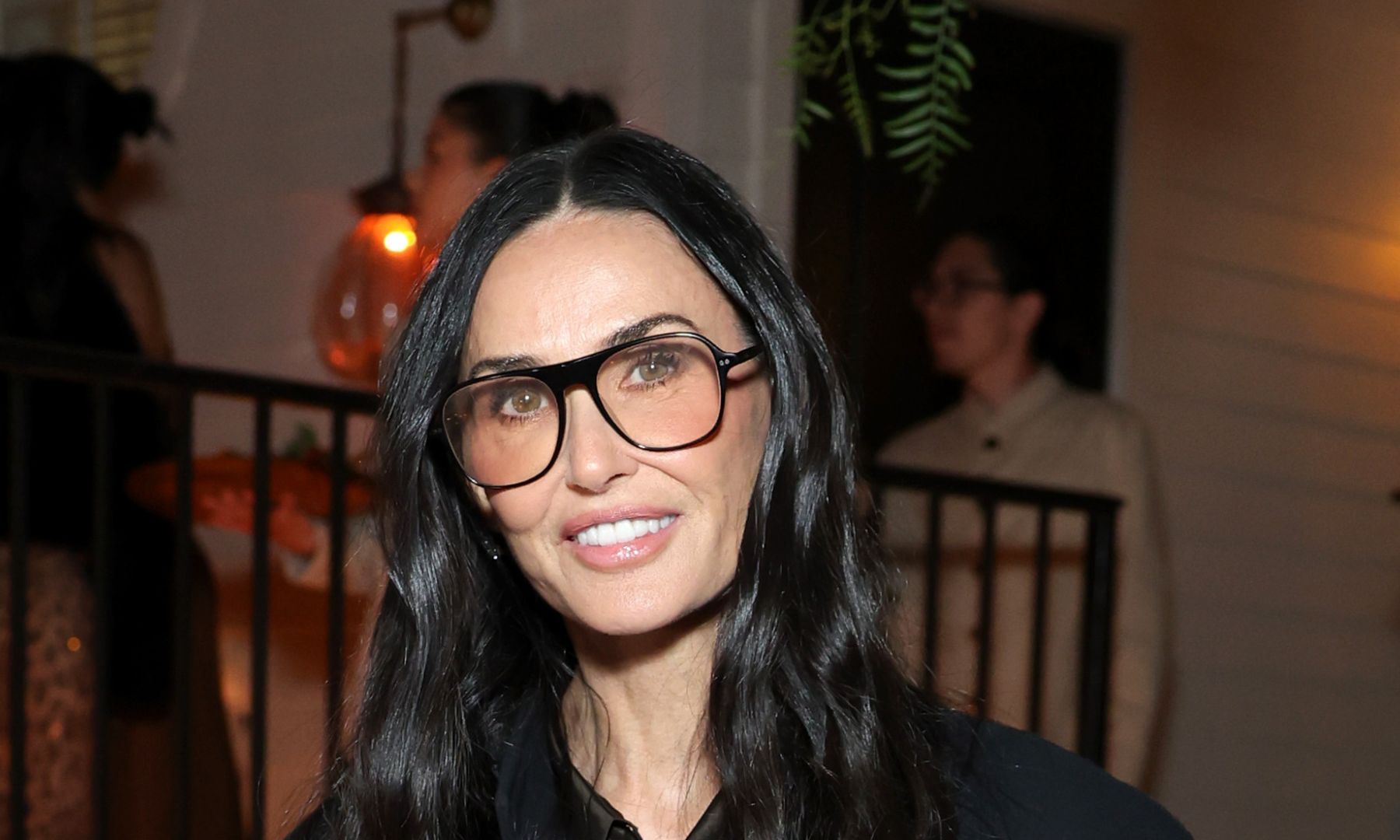 Demi Moore znovu sáhla po heritage stylu: argyle svetr, tartanová sukně a kozačky
