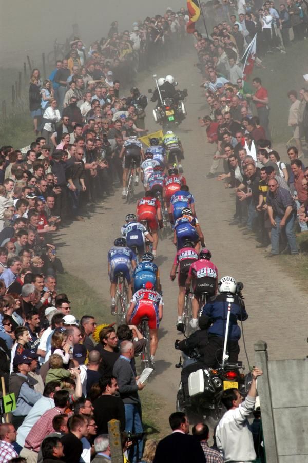 Thousands of spectators cheer on the peloton as it passes through in 2003.