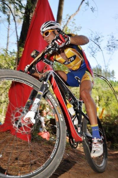 Kevin Evans (MTN-Energade) chases hard to stay with Philip Buys (Garmin-adidas) through the singletrack.