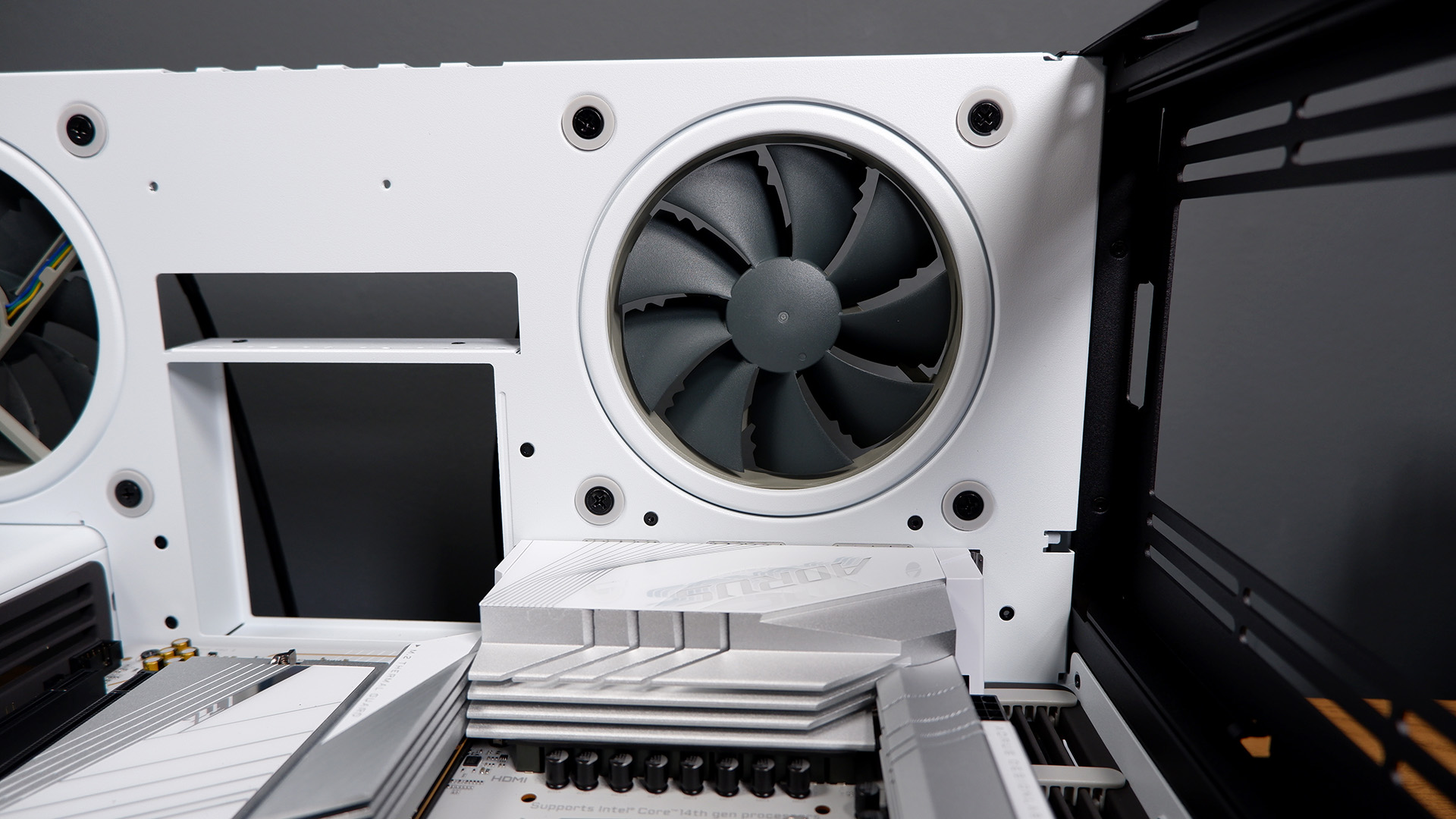 No intentes exprimir demasiadas ideas dentro de una sola computadora: para esta PC para juegos blanca con una RTX 4080 Super, casi lo hago