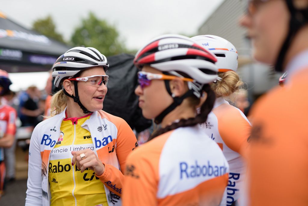 Roxane Knetemann with her Rabo Liv teammates