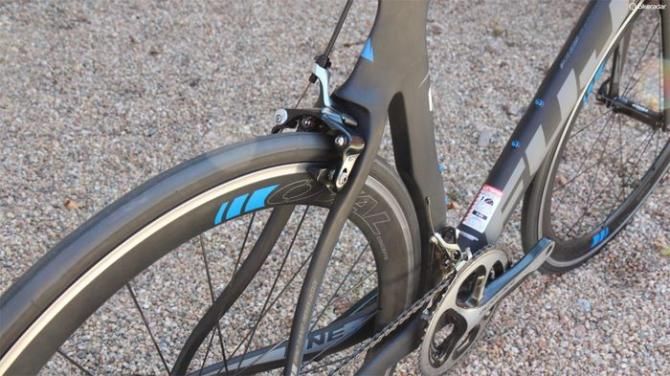 Fuji worked with Shimano to incorporate the direct mount caliper on the seatstays instead of under the chainstays. The end result: powerful, easy-to-maintain brakes