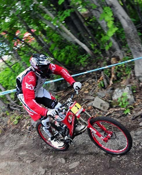 Steve Peat (Santa Cruz Syndicate) races to a second place.