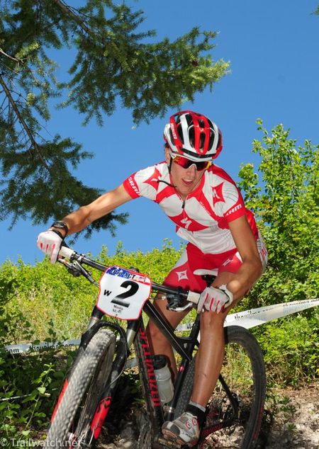 Lea Davison (Specialized) descends "the wall" with a lead over Katerina Nash (Luna)