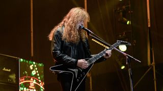 Dave Mustaine plays a hardtail Gibson Flying V