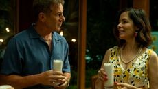 Jascon Isaacs and Parker Posey drinking pina coladas on The White Lotus