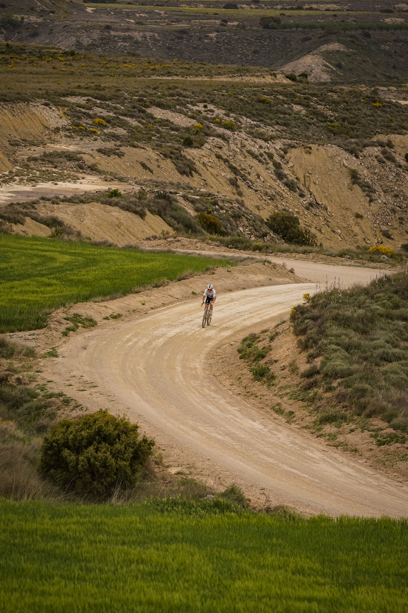 Mads Würtz Schmidt camino de la victoria en solitario en Gravel Desert 2026