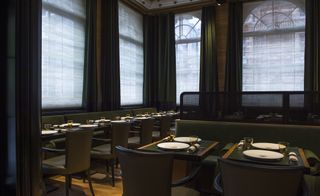 Leather banquettes and velvet curtains in the 110 de Taillevent