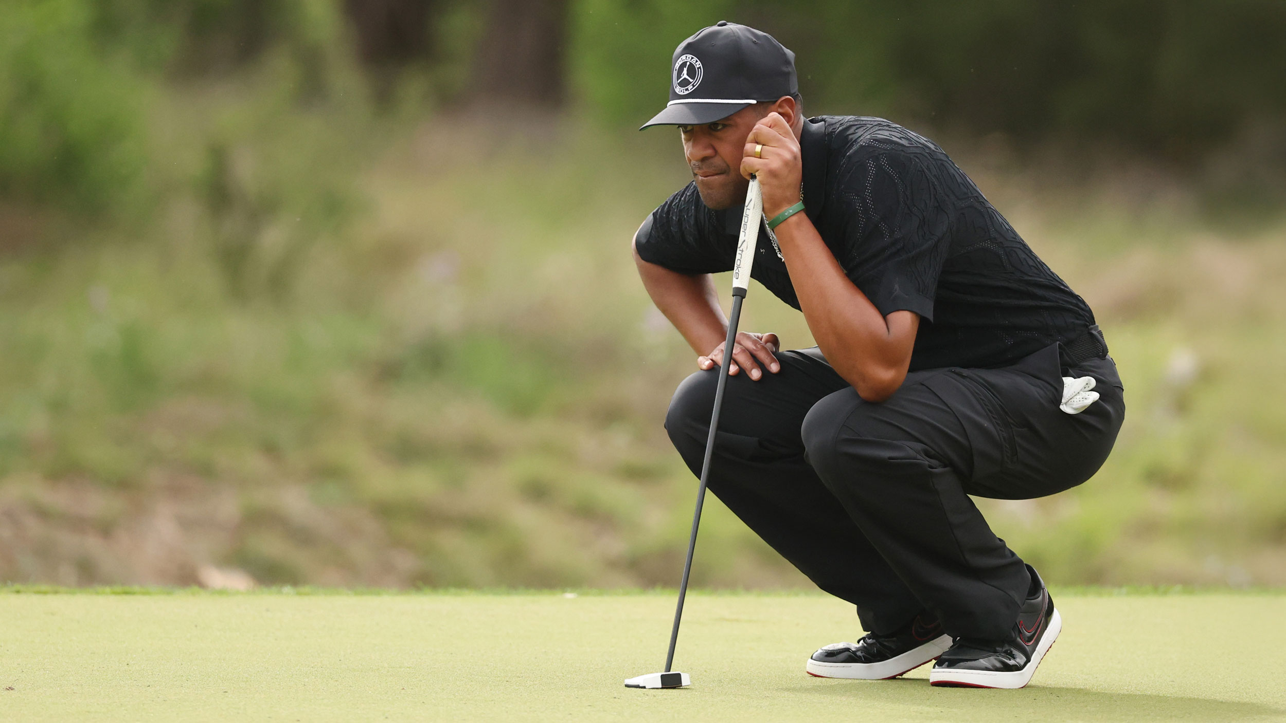 Tony Finau holding his Ping Scottsdale TEC putter