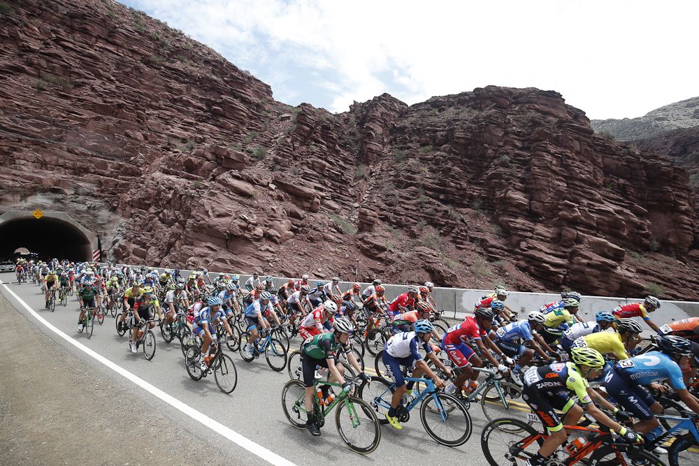 The peloton en route to Villa San Agust&iacute;n during stage 4 in San Juan